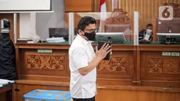Terdakwa kasus pembunuhan Brigadir Nopriansyah Yosua Hutabarat atau Brigadir J, Ferdy Sambo membawa buku hitam saat menjalani sidang lanjutan dengan agenda mendengarkan keterangan saksi dari Jaksa Penuntut Umum (JPU) di Pengadilan Negeri Jakarta Selatan, Selasa (8/11/2022). Menurut kuasa hukum Ferdy Sambo, Arman Hanis beberapa waktu lalu, buku hitam tersebut merupakan catatan harian kliennya. (Liputan6.com/Faizal Fanani)