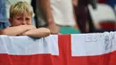 Kesedihan suporter cilik asal Inggris saat timnya kalah dari Islandia di Stadion Allianz Riviera, Nice (27/6/2016). (AFP/Paul Ellis)