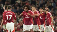 Penyerang Manchester United (MU), Joshua Zirkzee, merayakan gol yang dicetaknya ke gawang Fulham bersama rekan-rekannya dalam laga pekan pertama Premier League 2024/2025 di Old Trafford, Sabtu (17/8/2024) dini hari WIB. MU menang 1-0 dalam pertandingan pembuka Premier League musim ini. (Martin Rickett/PA via AP)