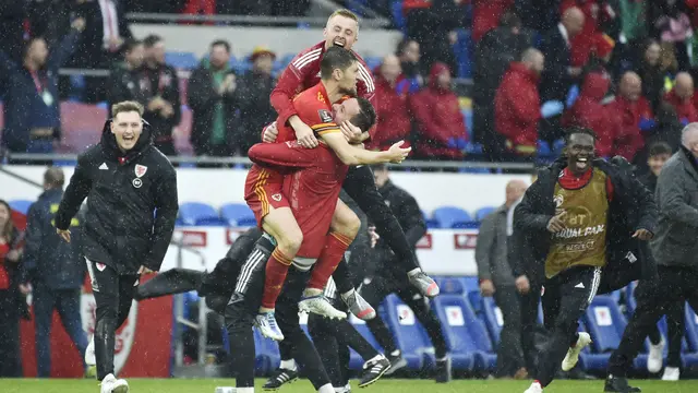 Foto: Berkat Gol Bunuh Diri Kapten Ukraina, Wales Lolos ke Piala Dunia Setelah 64 tahun Penantian