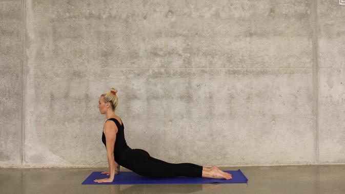 Ilustrasi pose yoga, cobra pose atau bhujangasana. (dok. unsplash/@kateelue)