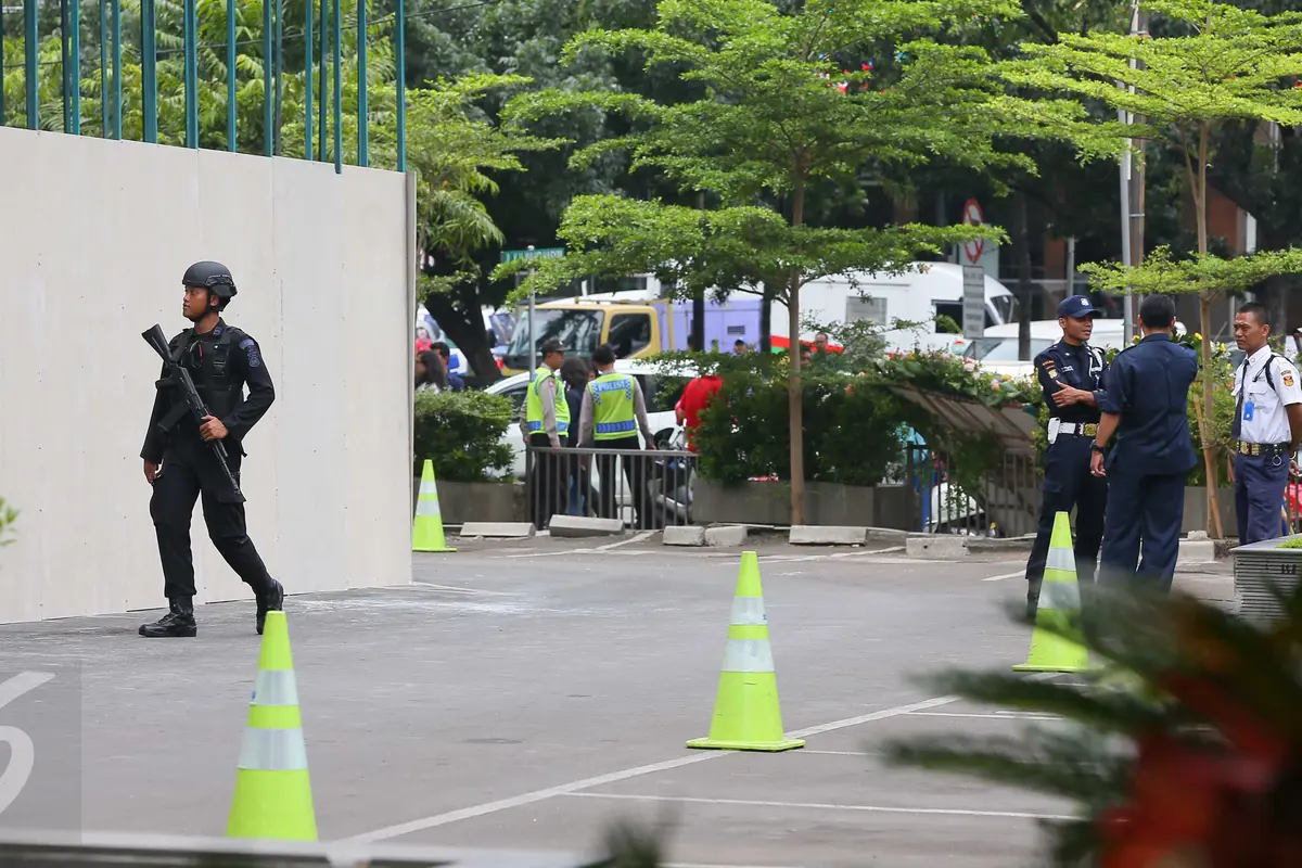 20160116-Polisi Bersenjata Lengkap Jaga Lokasi Ledakan Teror Jakarta