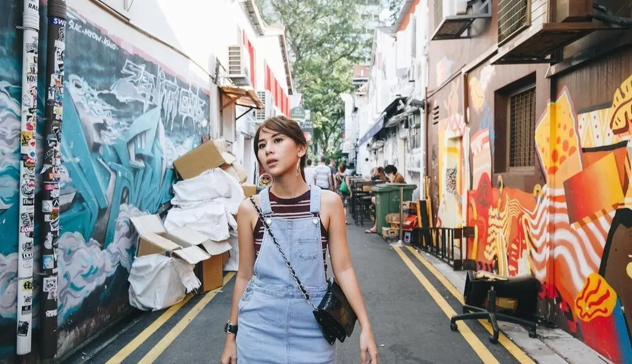 Selain potret pernikahan, outfit of the day (ootd) sang artis juga tak luput dari sorotan publik.