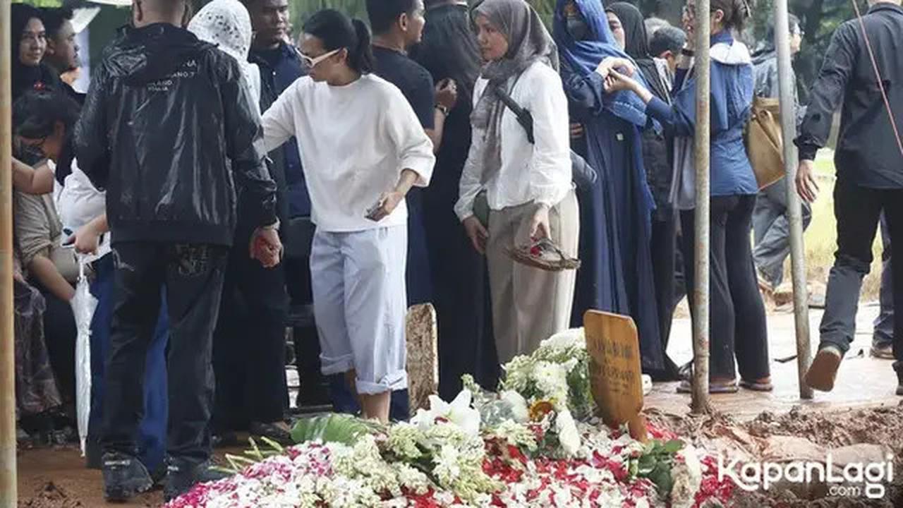 6 Potret Sheila Dara Kenakan Pashmina Biru di Pemakaman Vidi Aldiano