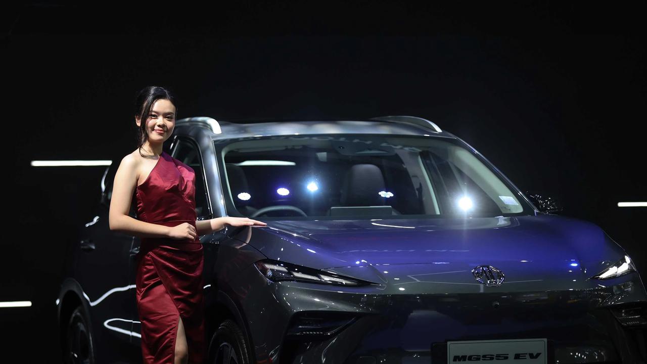 FOTO:  Senyum SPG Hiasi IIMS 2026