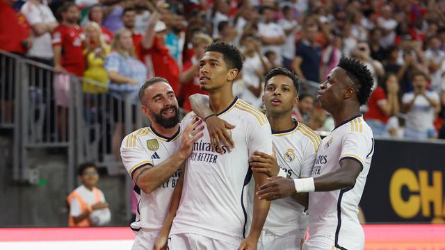 Foto: Momen Lisandro Martinez Kasih Keras Jude Bellingham saat MU Bertemu Real Madrid di Tur Pramusim