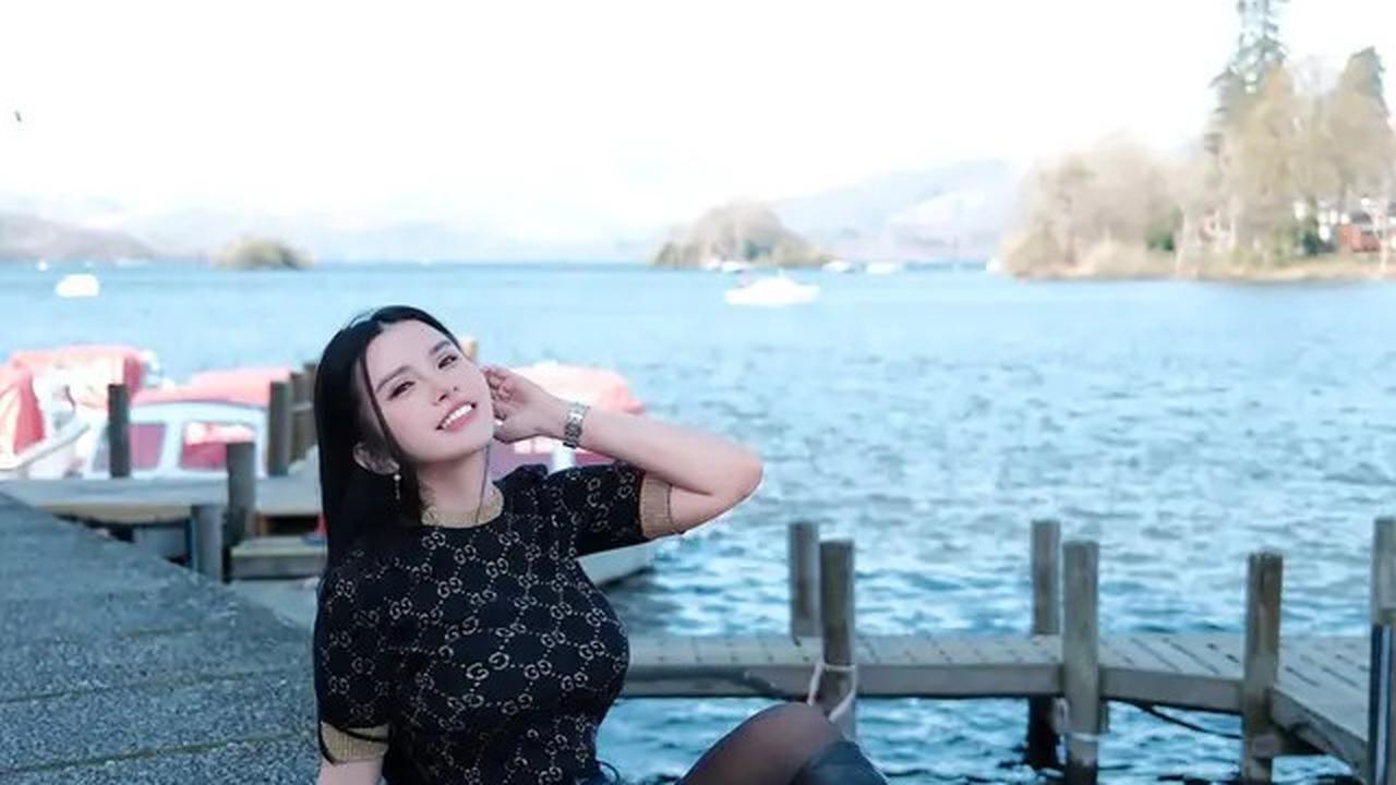 10 Outfit Liburan ala Maria Vania, dari Smart Casual hingga Preppy Modern yang Pas Banget