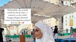 Sementara Putri Zulhas anggun dalam balutan gaun putih berhijab dengan hiasan renda. Senyum keduanya terpancar hangat, ditambah buket bunga putih yang digenggam Putri, menambah nuansa romantis di depan latar megah Masjid Nabawi. (Liputan6.com/IG/@putri_zulhas)