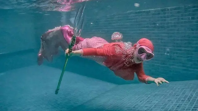 Ria Ricis saat menyelam