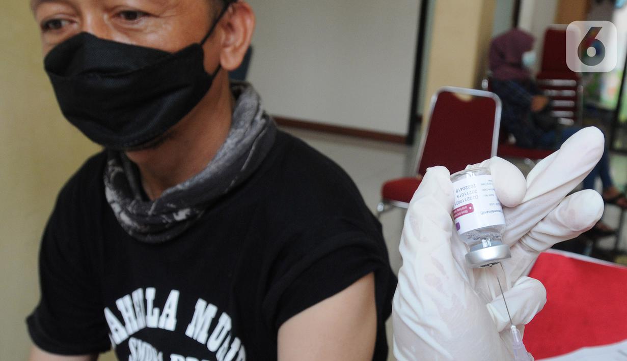 Paramedis menyiapkan vaksin dosis ketiga covid-19 (booster) saat vaksinasi serentak Pemkot Depok di Kantor Kecamatan Cinere, Depok, Senin (18/4/20222). Pemkot Depok menggelar gebyar vaksinasi booster secara massal di 11 Kantor Kecamatan mulai hari ini hingga Rabu, 20 April. (merdeka.com/Arie Basuki)