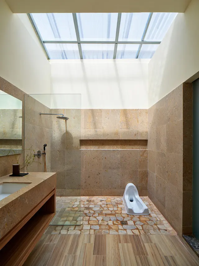 Kamar mandi modern kloset jongkok (Foto: Reve Art AI)