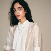 Sheer layering menjadi salah satu tren fashion yang menghadirkan sentuhan transparan pada outfit tanpa mengurangi kesan elegan. Dengan padu padan yang tepat, gaya ini bisa membuat penampilan terlihat lebih modern dan berkelas. (Foto/Dok: Zara Indonesia)