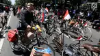 Paguyuban Sepeda Baheula Bandung melakukan persiapan sebelum dimulainya Karnaval Kemerdekaan Pesona Parahyangan 2017 di sekitar Gedung Sate, Bandung, Sabtu (26/8). Karnaval ini akan dihadiri oleh Presiden Joko Widodo (Jokowi). (Liputan6.com/Johan Tallo)