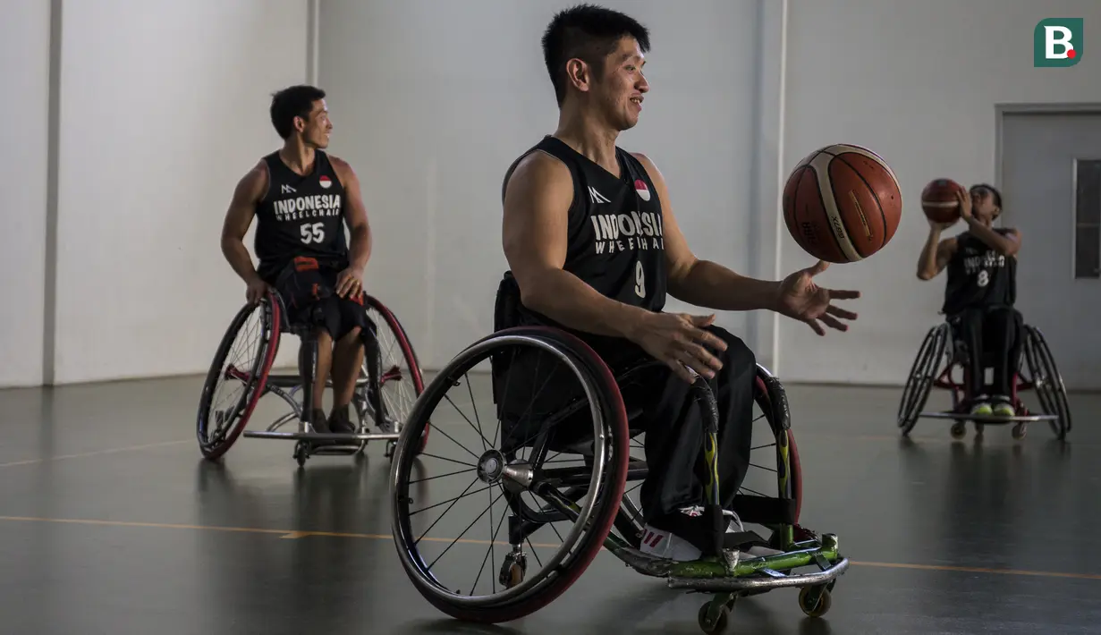 Pebasket kursi roda Indonesia, Edy Johan, bersama rekan-rekannya saat latihan di Lapangan basket Istana Kana, Jakarta Pusat, Senin (17/9/2018). Tim basket kursi roda Indonesia bersiap hadapi Asian Para Games. (Bola.com/Vitalis Yogi Trisna)