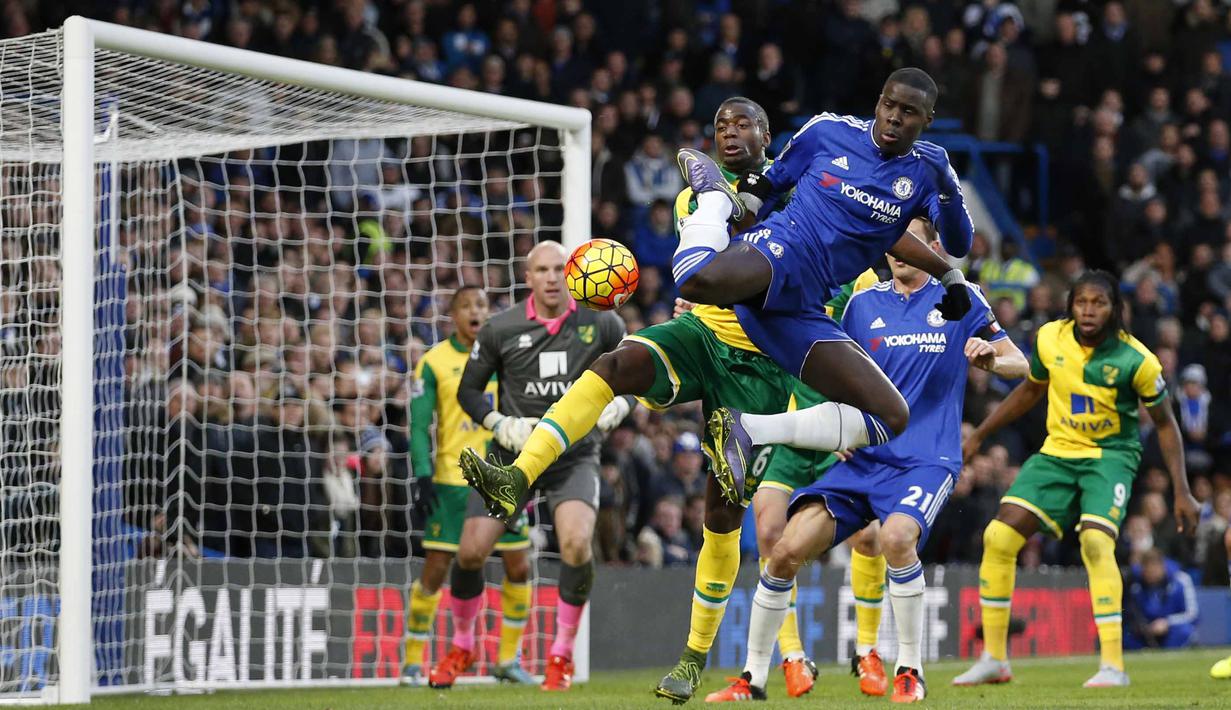  Pemain Chelsea Kurt Zouma  (kanan) berebut bola dengan pemain Norwich Sebastien Bassong  pada lanjutan Liga Premier Inggris di Stamford Bridge, London, Sabtu (21/11/2015).  (Reuters/Andrew Boyers)