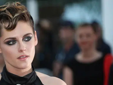 Aktris dan juri Kristen Stewart berpose untuk fotografer setibanya upacara pembukaan festival film internasional ke-71, Cannes, Prancis Selatan, (8/5). Kristen Stewart tampil dengan tatanan rambut baru yang unik di acara tersebut. (AP Photo/Joel C Ryan)