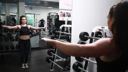 Binaragawan Yordania, Dana Sombouloglu berlatih di sebuah gym di ibukota Amman, pada 29 Januari 2020. Awalnya Soumbouloglou suka menonton kompetisi binaraga Ms Olympia ketika dia masih kecil dan memimpikan dapat berlaga dan bersaing di dalamnya suatu hari. (AFP/Khalil Mazraawi)