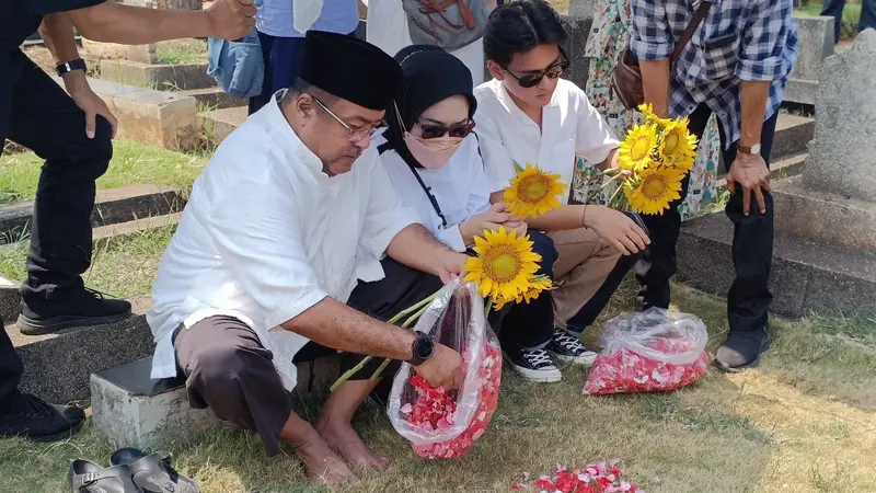 Bakal calon wakil gubernur Jakarta Rano Karno nyekar ke makam Aminah Cendrakasih dan Benyamin Sueb di TPU Karet Bivak, Jakarta, Minggu (1/9/2024)