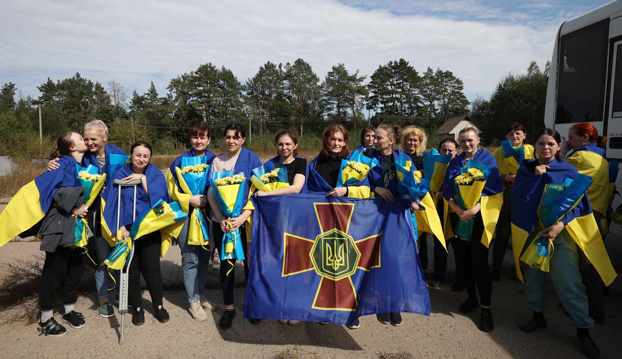 49 tawanan perang Ukraina merupakan tentara angkatan bersenjata Ukraina, garda nasional, polisi nasional, dinas penjaga perbatasan negara, serta para pejuang dari pertempuran Azvostal 2022 di Mariupol. (Anatolii STEPANOV/AFP)