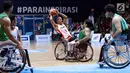 Pebasket Para Indonesia, Danu Kuswantoro (tengah) mencoba melewati kawalan pemain Irak pada kompetisi basket Asian Para Games 2018 di Hall Basket, Kompleks GBK, Jakarta, Kamis (11/10). Indonesia kalah telak 27-97. (Liputan6.com/Helmi Fithriansyah)
