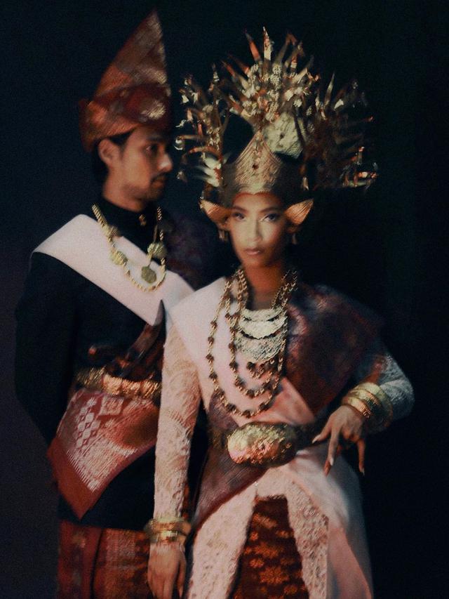 7 Potret Post Wedding Tara Basro dan Daniel Adnan, Kental Nuansa Adat