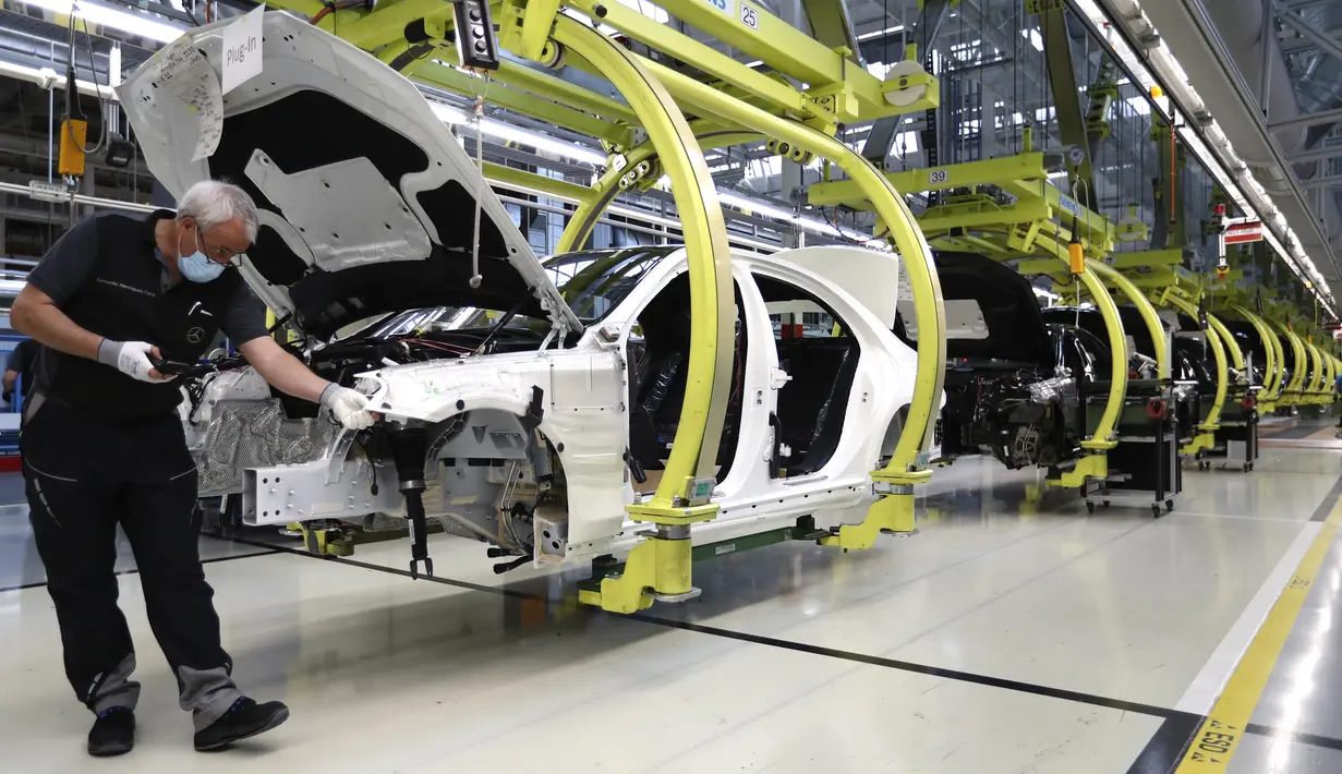 Pekerja merakit mobil Mercedes-Benz S-class di pabrik Mercedes, Sindelfingen, Jerman, Kamis (30/4/2020). Mulai 27 April 2020, Mercedes-Benz kembali membuka jalur produksi yang sebelumnya ditutup karena pandemi virus corona COVID-19. (AP Photo/Matthias Schrader)