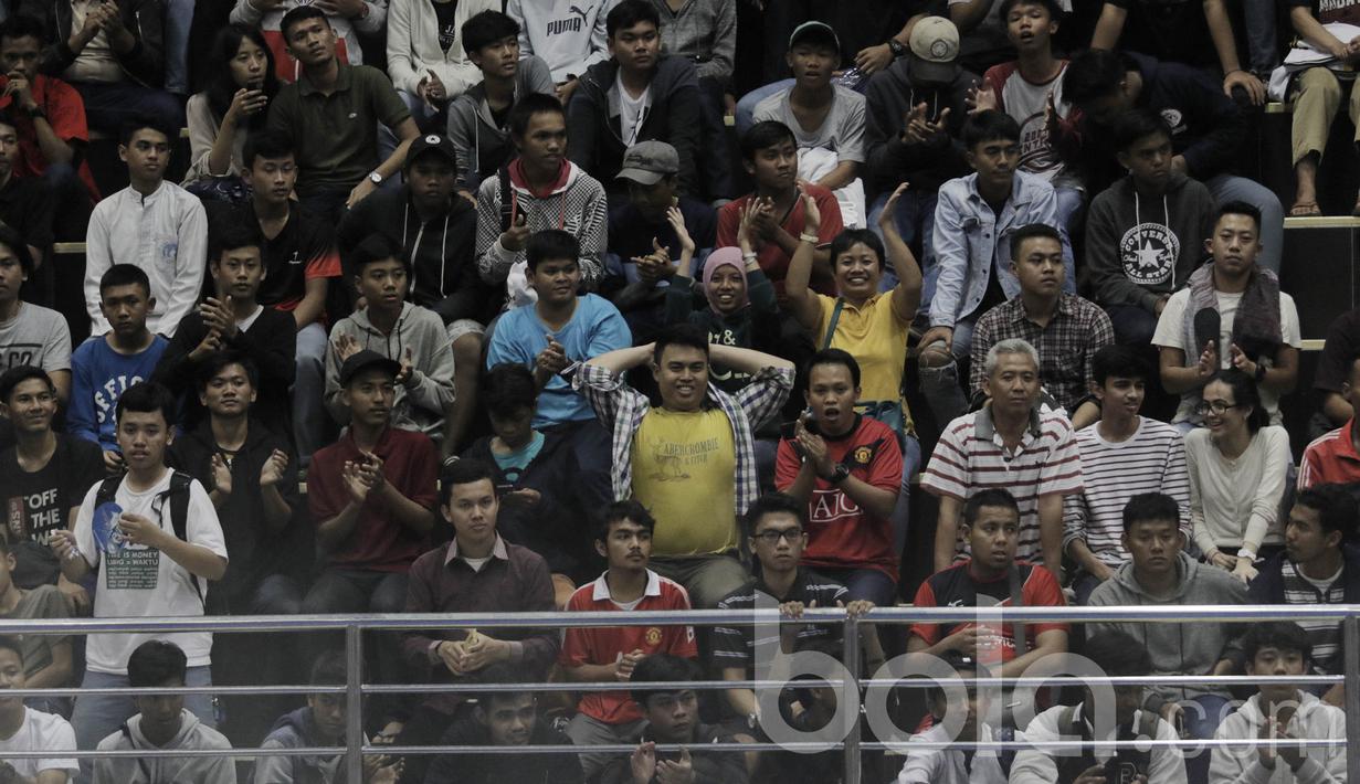 Sejumlah penonton memberikan dukunganya saat final BJL 2000 Shiba vs Vamos Mataram. BJL 2000 Shiba menang adu pinalti atas Vamos Mataram. (Bola.com/M Iqbal Ichsan)