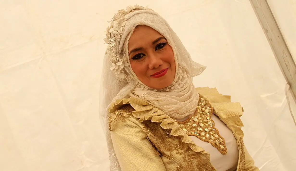 Sedangkan kemunculannya dua tahun silam, kembali tanpa jilbab. Reza membantah bahwa melepas jilbab demi popularitasnya kembali ke dunia hiburan. Bahkan ia mengaku bahwa dirinya belum resmi memutuskan mengenakan jilbab. (dok. Liputan6)