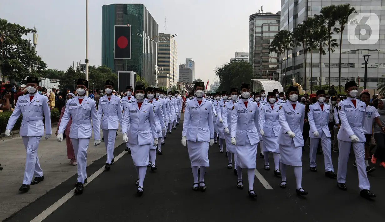Barisan anggota Paskibraka memeriahkan Kirab Merah Putih di Jakarta, Minggu (28/8/2022). Sebanyak 50.000 orang membentangkan bendera merah putih sepanjang 1.700 meter dari kawasan Monas hingga Bundaran Hotel Indonesia dalam rangka memperingati HUT ke-77 Kemerdekaan Republik Indonesia bertemakan 'Pulih Lebih Cepat, Bangkit Lebih Kuat. (Liputan6.com/Johan Tallo)