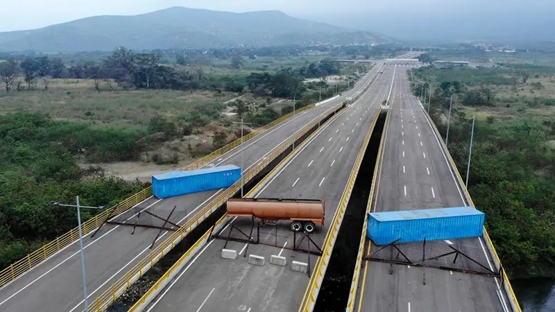 Kontainer dan tanker memblokade jalan bagi masuknya bantuan kemanusian ke Venezuela via Kolombia (AFP Photo)