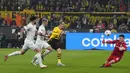 Pemain Borussia Dortmund, Julian Brandt, mencetak gol ke gawang Werder Bremen pada laga Bundesliga di Stadion Signal Iduna Park, Sabtu (21/10/2023). (AP Photo/Martin Meissner)