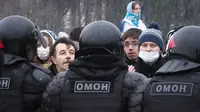 Polisi memblokir jalan menuju pendukung Navalny selama protes terhadap pemenjaraan pemimpin oposisi Alexei Navalny di St. Petersburg, Rusia, Sabtu (23/1/2021). Demonstran melempari polisi anti huru hara yang bersenjata lengkap dengan bola salju. (AP Photo/Dmitri Lovetsky)