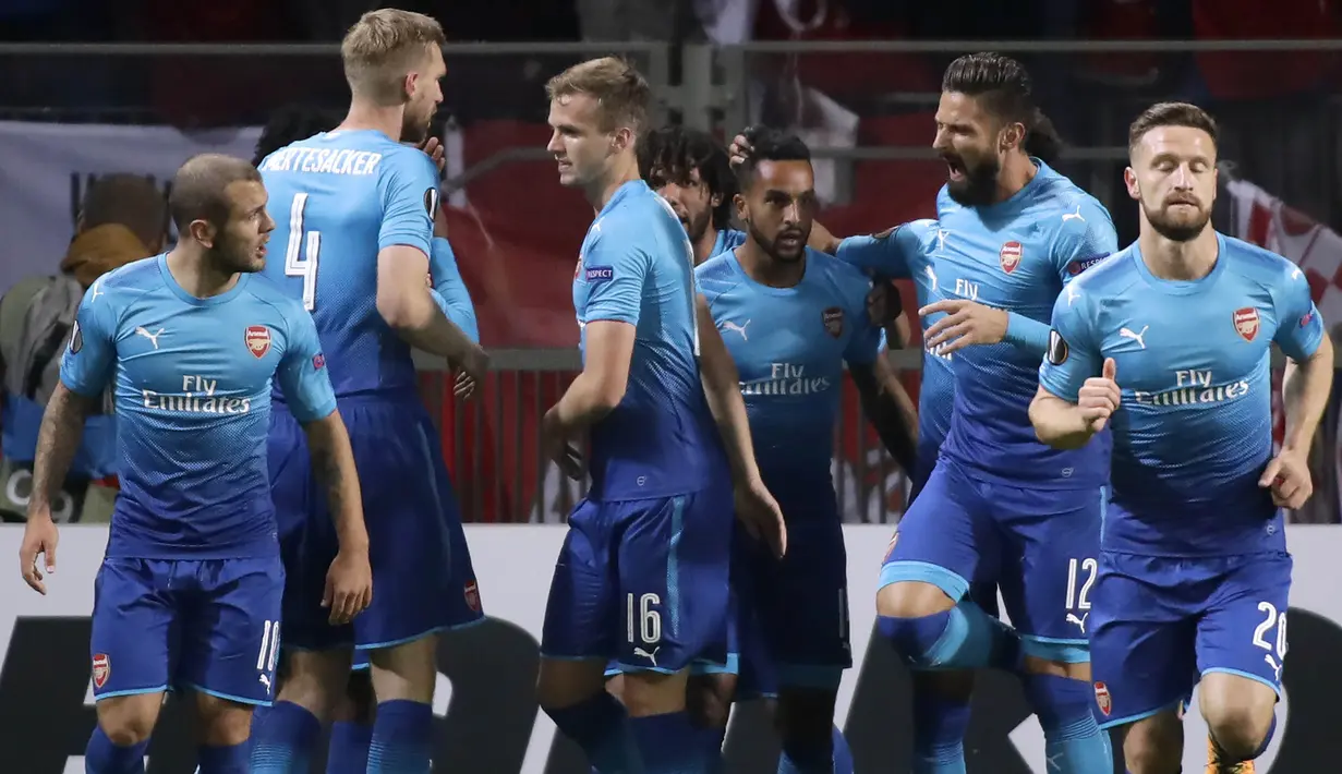 Para pemain Arsenal merayakan gol yang dicetak oleh Theo Walcott ke gawang BATE Borisov pada laga Liga Europa di Stadion Borisov, Kamis (28/9/2017). Arsenal menang 4-2 atas BATE Borisov. (AP/Sergei Grits)