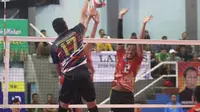 Pemain Bhayangkara Samator Rendy Tamamilang melepaskan smes yang coba diblok pemain TNI AU dalam semifinal Livoli Divisi Utama di GOR Dimyati, Tangerang, Banten, Sabtu (19/10/2019). Samator menang 3-0 dan lolos ke final. (foto: PBVSI)