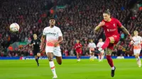 Pemain Liverpool Darwin Nunez melakukan tendangan ke gawang West Ham United pada pertandingan sepak bola Liga Inggris di Stadion Anfield, Liverpool, Inggris, 19 Oktober 2022. Liverpool mengalahkan West Ham United dengan skor 1-0. (AP Photo/Jon Super)