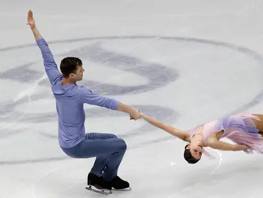Pasangan atlet Figure Skating asal Rusia, Natalia Zabiiako dan Alexander Enbert tampil menunjukkan gerakan selama bersaing pada Figure Skating World Championships di Assago, dekat Milan, Rabu (21/3). (AP Photo/Luca Bruno)