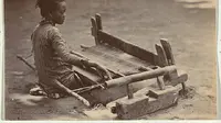 Proses pembuatan kain tenun di Yogyakarta pada tahun 1880 (Arsip Foto National Gallery of Australia)