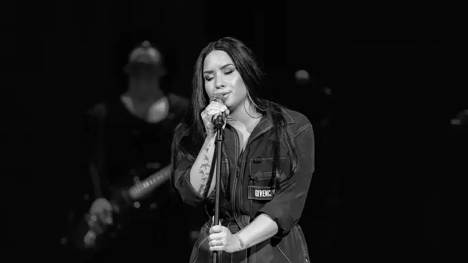 [Bintang] Jalani Pemulihan Usai Overdosis, Demi Lovato Batalkan Sisa Tur
