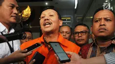 Sekda Jabar Iwa Karniwa memberi keterangan usai diperiksa penyidik di Gedung KPK, Jakarta, Jumat (30/8/2019). Iwa Karniwa resmi ditahan penyidik untuk mempermudah pemeriksaan terkait dugaan menerima suap kasus pemberian izin proyek pembangunan Meikarta di Kabupaten Bekasi. (merdeka.com/Dwi Narwoko)