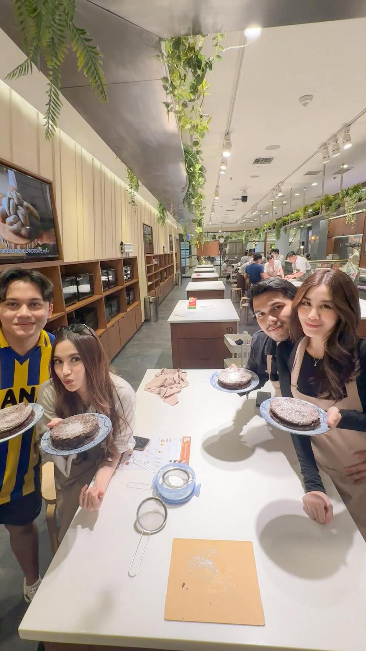 7 Potret Aaliyah Massaid dan Mahalini Ikut Kelas Memasak Bersama Pasangan, si Bumil-Bumil Cantik