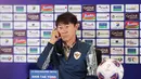 <p>Pelatih kepala Timnas Indonesia, Shin Tae-yong menghadiri konferensi pers jelang laga kualifikasi Piala Dunia 2026 menghadapi Australia di Ruang Konferensi Pers Stadion Utama Gelora Bung Karno (SUGBK), Senayan, Jakarta, Senin (9/9/2024). (Bola.com/Abdul Aziz)</p>