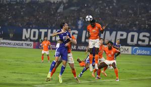 Persib Bandung menang 1-0 atas Ratchaburi FC pada leg kedua 16 besar AFC Champions League 2 2025/2026 di Stadion GBLA, Kota Bandung, Rabu (18/2/2026) malam. Namun, Persib tersingkir dengan agregat 1-3. (Bola.com/Erwin Snaz)