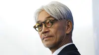 Ryuichi Sakamoto pada 2017. (AP Photo/Domenico Stinellis, File)