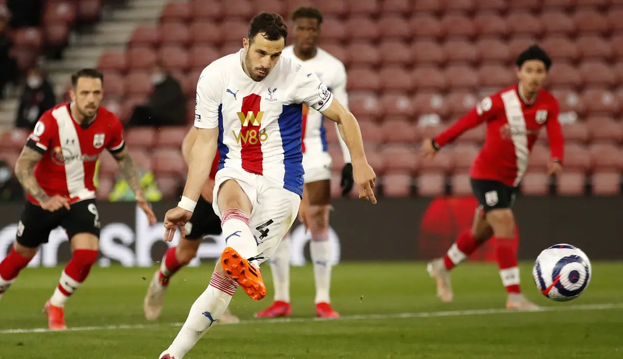 Gelandang Crystal Palace, Luka Milivojevic melakukan eksekusi penalti ke gawang Southampton pada laga Liga Inggris 2020/2021 di St Mary's Stadium, Southampton (11/5/2021). Luka Milivojevic didatangkan Crystal Palace dari Olympiacos pada tengah musim 2016/2017. Jabatan kapten tim di sandangnya sejak tengah musim 2017/2018 menggantikan Jason Puncheon. Setelah 6,5 musim, ia meninggalkan The Eagles pada akhir musim 2022/2023 dan hingga kini masih berstatus tanpa klub. (AFP/Pool/Andre Boyers)