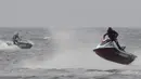 Atlet jetski Indonesia, Aqsa Aswar, memacu kecepatan pada nomor Pro F1 Open Jetracer Wolrd Championship di Jetski Academi Ancol, Jakarta, Jumat (29/3).  Jetracer Wolrd Championship akan berlangsung hingga Minggu (31/3). (Bola.com/Vitalis Yogi Trisna)