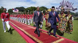 Presiden Joko Widodo atau Jokowi (kiri) bersama Perdana Menteri Malaysia Anwar Ibrahim (kedua kiri) memeriksa pasukan di Istana Kepresidenan Bogor, Jawa Barat, Senin (9/1/2023). Kedatangan Anwar Ibrahim diiringi arak-arakan pasukan berkuda dan marching band. (AP Photo/Achmad Ibrahim)