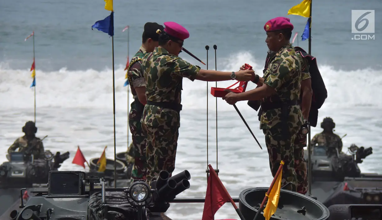 Panglima TNI Marsekal Hadi Tjahjanto (kiri) mendapat baret ungu dari Komandan Korps Marinir Mayor Jenderal TNI (Mar) Bambang Suswantono sebagai tanda menjadi warga kehormatan Korps Marinir di Malang, Jatim, Kamis (22/2). (Liputan6.com/HO/Marinir TNI-AL)