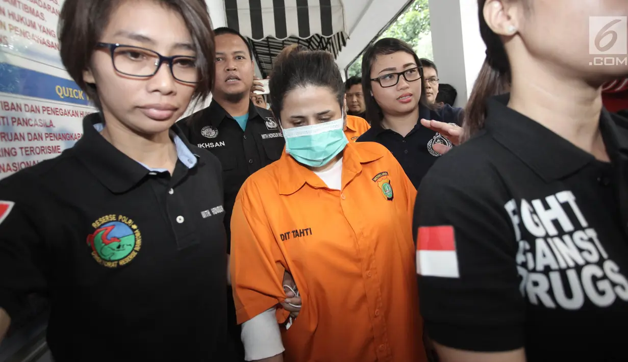 Dhawiya Zaida dikawal petugas saat dihadirkan dalam rilis di Polda Metro Jaya, Jakarta, Sabtu (17/2). Polisi juga menyita 2 alat hisab sabu, 9 cangklong kaca, 4 selang plastik, 4 telepon seluler, dan 1 timbangan digital. (Liputan6.com/Arya Manggala)