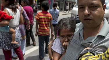 Seorang anak tampak menangis ketakukan saat gempa susulan yang kembali melanda Nepal, Selasa (12/5/2015). Berdasarkan media setempat, kekuatan gempa mencapai 7,3 SR dan berlangsung lebih dari semenit. (REUTERS/Athit Perawongmetha)