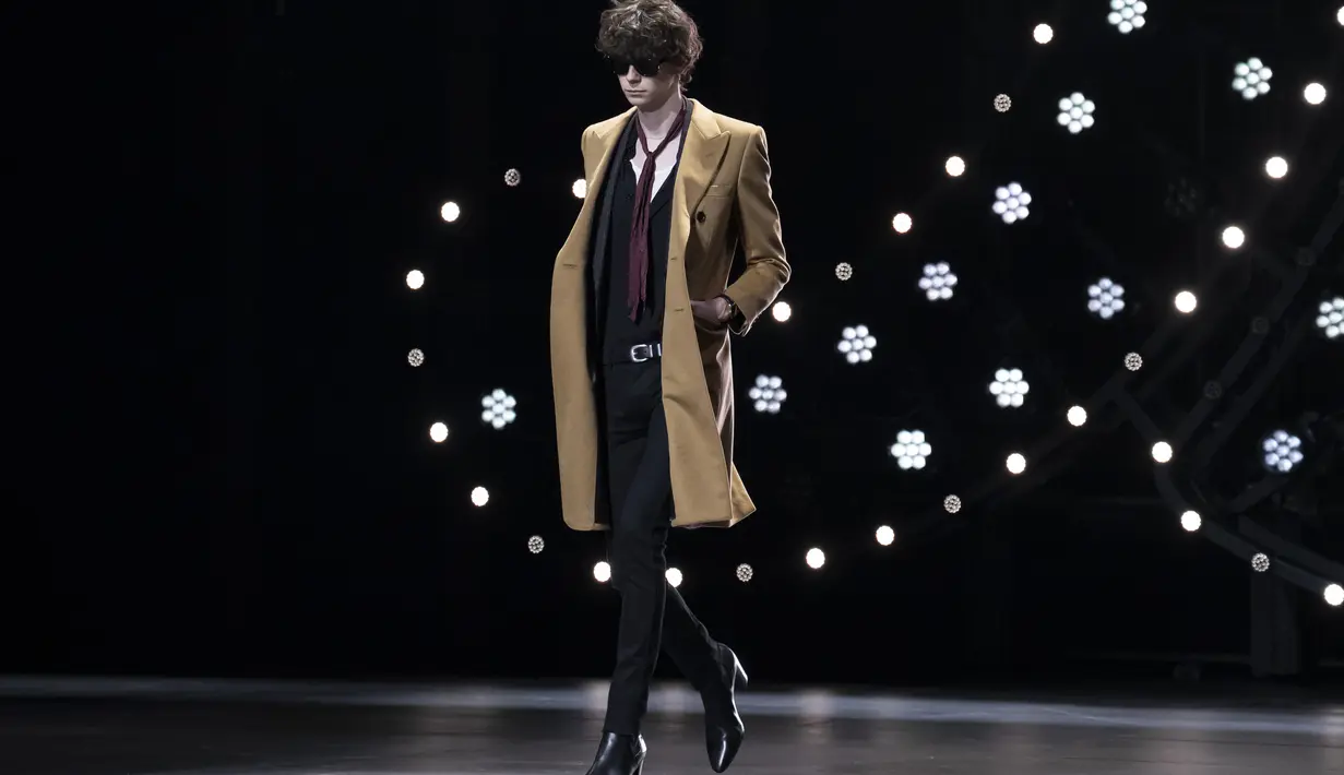 Penonton bisa melihat beberapa referensi Hollywood klasik. Mini dress emas gemerlap dan gaun berpayet di samping interpretasi perempuan Indie di Paris. Foto: Document/Celine.